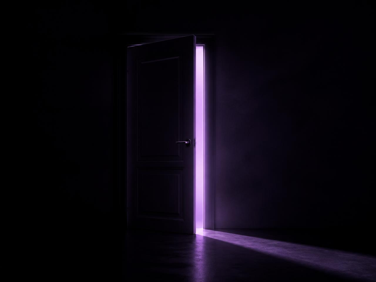 Puerta entreabierta con una luz morada que entra en una habitación oscura